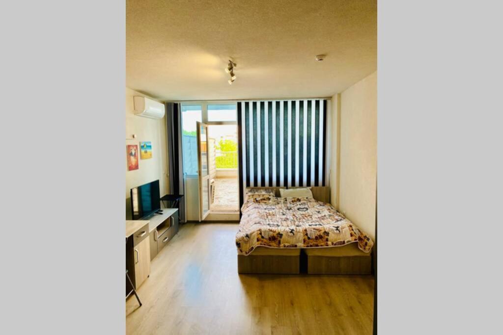 Large Studio In Studentski Grad With Huge Terrace Appartement Sofia Buitenkant foto